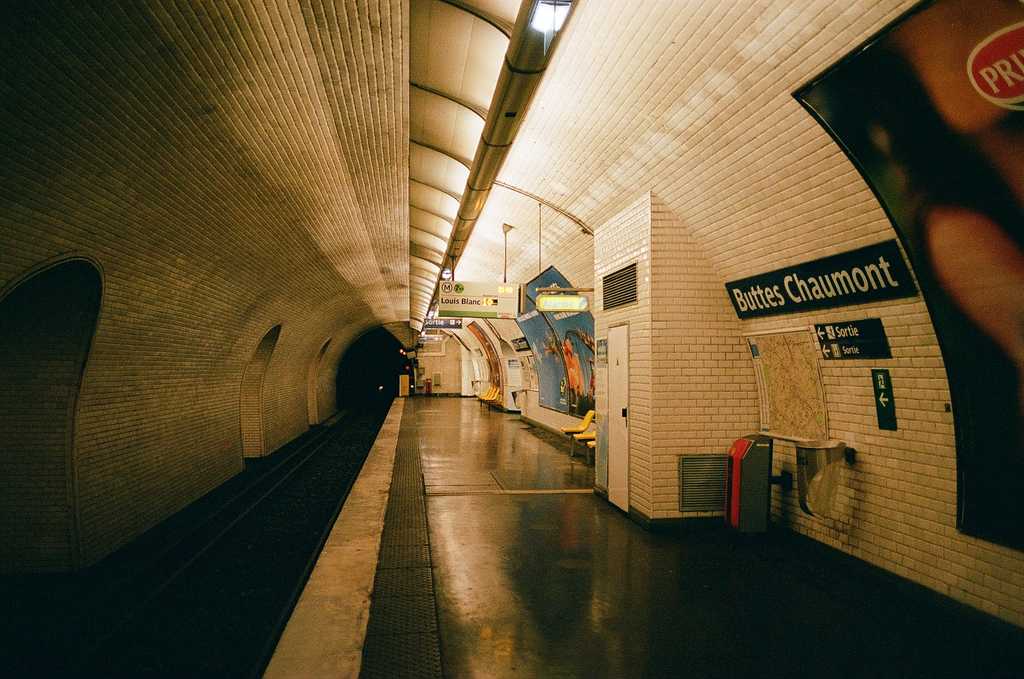 The Buttes Chaumont metro station, with a cylindrical ceiling covered in white tiles